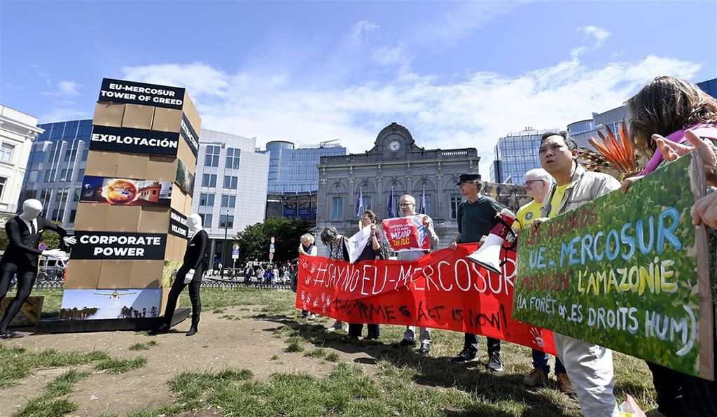 De Stop-Mercosur coalitie van Europese en Zuid-Amerikaanse NGO’s demonstreerde op 17 juli tegen het Mercosur-akkoord voor het gebouw van het Europees Parlement in Brussel. - Foto: ANP