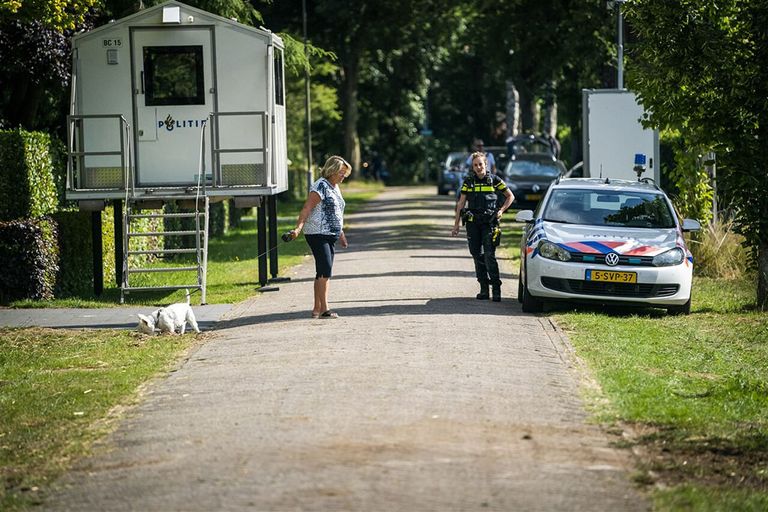 Politiepost bij het huis van minister Christianne van der Wal. Haar woning werd meerdere keren bezocht door boeren met trekkers. - Foto: ANP