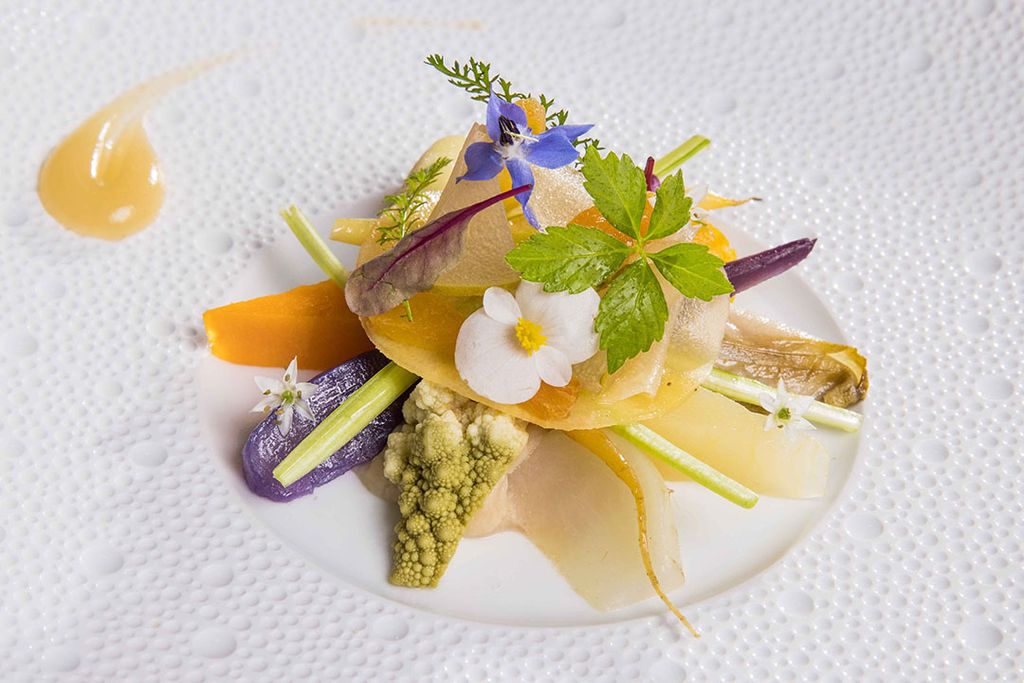 Gerecht in restaurant Bolenius dat groente centraal stelt. De drang om vlees te verwerken in gerechten zou minder zijn als iedereen groenten even lekker kan laten smaken, zegt Peter Klosse. Foto: Koos Groenewold