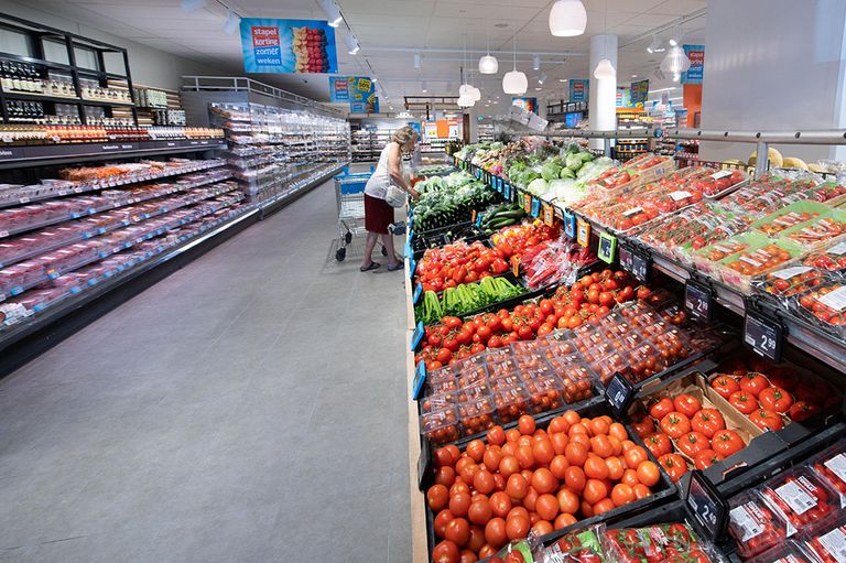 Premier Rutte reageert dat het uitvoeren van schrappen van het btw-tarief op groente en fruit niet eenvoudig is, ook als het gaat om onbewerkt product. Foto: Albert Heijn, Yasmin Hargreaves