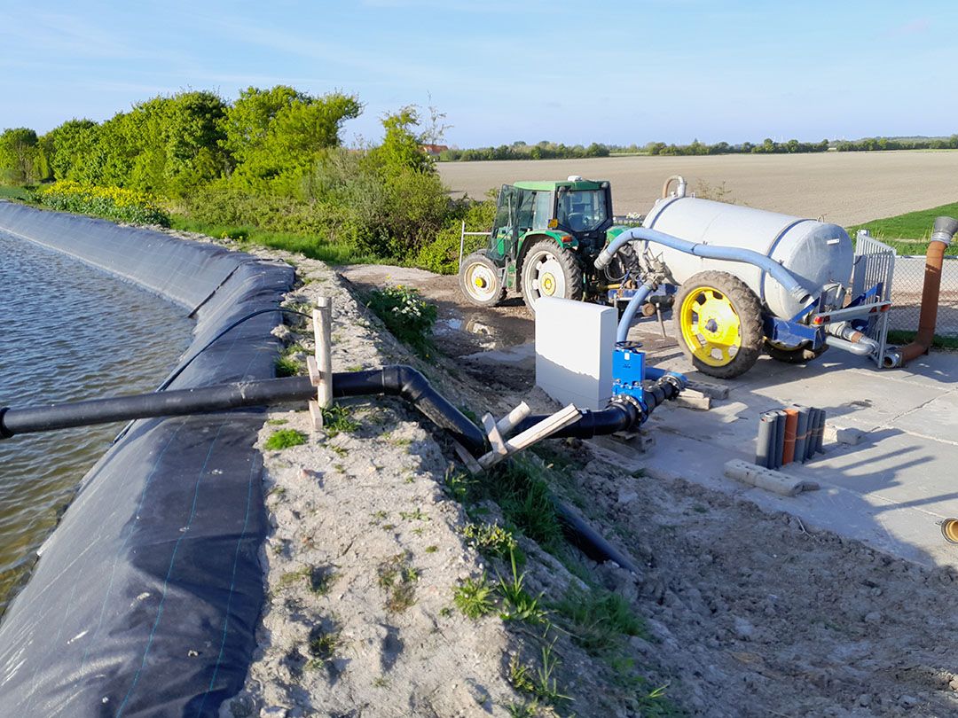 Sander de Visser maakt nu gebruik van regenwater, straks van gezuiverd water. - Foto's: Joost Stallen