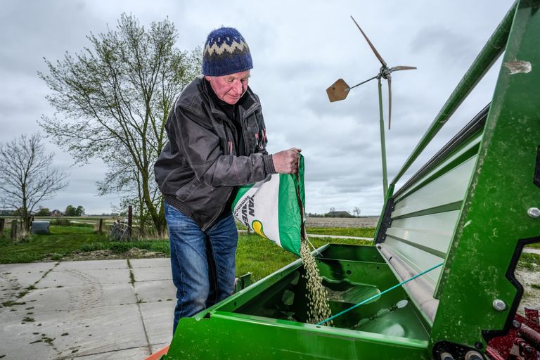 Tino Stollenga vult de zaaimachine met erwtenzaad voor het nieuwe seizoen. Foto’s: Jan Willem van Vliet