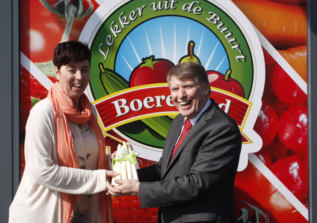 Burgemeester Sjaak van der Tak neemt de eerste Westlandse kasasperges in ontvangst uit handen van Marja van den Berg.</p> <p> 