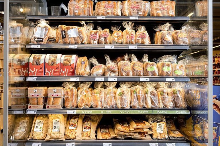 De halalsnacks van Kadir's, die door verschillende producenten in het land worden geleverd, liggen inmiddels in ruim 800 supermarktfilialen. Foto's: Studio 38c/ Remco Lassche