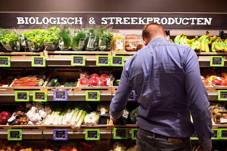 Biologische- en streekproducten in een supermarkt. Volgens LTO willen consumenten wel duurzaam voedsel, maar is men niet bereid daar extra voor te betalen. - Foto: ANP