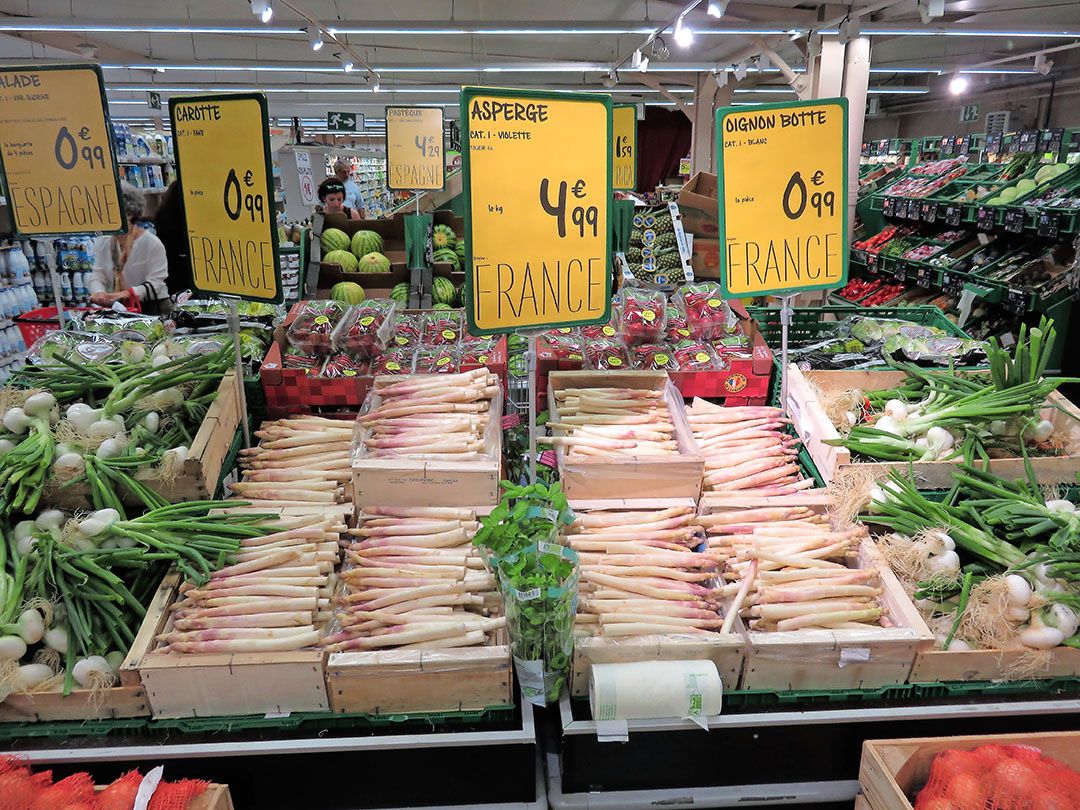 Franse supermarkten zouden te hoge marges op agf hanteren om hun lokkende aanbiedingen met A-merken te kunnen financieren.   foto Ton van der Scheer