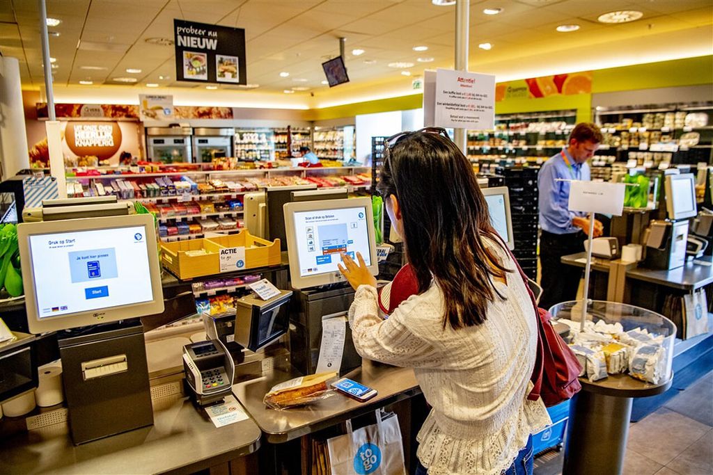 De hogere kosten waar de hele keten mee te maken heeft, zullen voor een deel voor rekening van de consument komen, maar zullen deels ook door de keten opgehoest moeten worden, zegt de CBL-directeur. Foto: ANP/Robin Utrecht