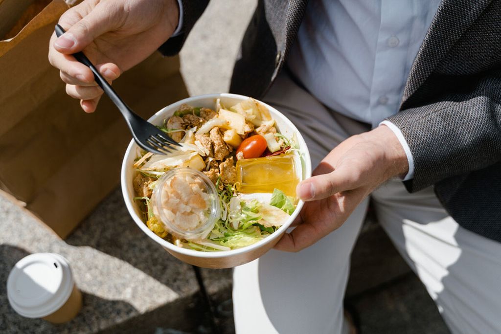 Nederlanders – en zeker de jongere generaties – eten en drinken volgens FSIN steeds vaker buiten deur. - Foto: Canva/Mart Production/Pexels