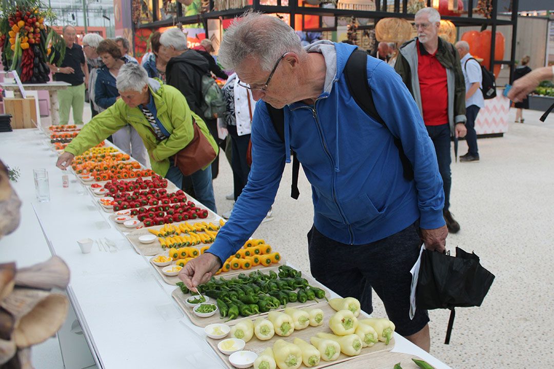 Drukte bij de proeftafel. - Foto: Ton van der Scheer