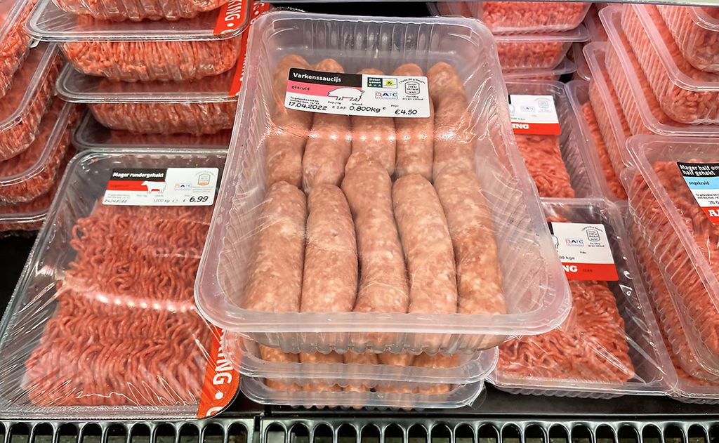 Vleeswaren in koeling van supermarkt. Plastic Soup Foundation stelt veel vlees- en zuivelproducten  microplastics bevat. - Foto: ANP