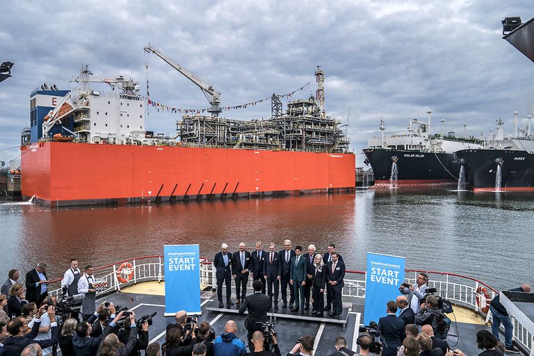 Minister Rob Jetten viert de opening van de in zes maanden tijd tot stand gekomen drijvende LNG-terminal in de Eemshaven. - Foto: ANP