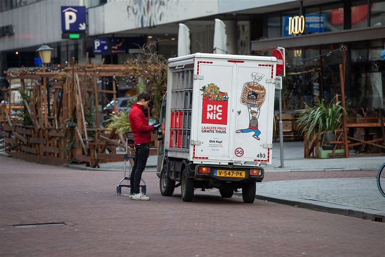 Een bezorgbusje van online supermarkt PicNic. - Foto: ANP