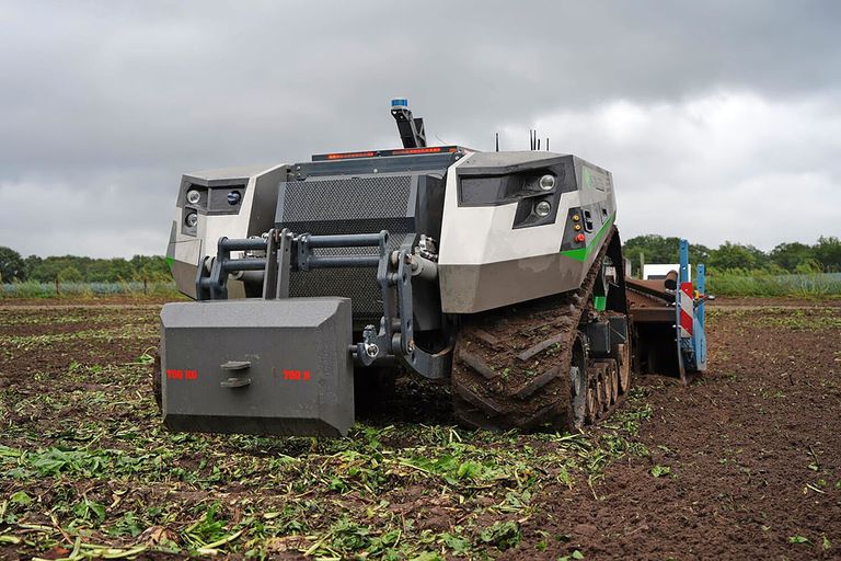 Het eerste autonome basisvoertuig is groot genoeg om veel standaard agrarisch werk uit te voeren, en tegelijk bescheiden genoeg dat het bruikbaar is voor gewone bedrijven, die in stapjes op kunnen schalen als daar behoefte aan is.