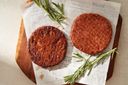 Paleo maakt myoglobine door middel van precisiefermentatie. De linker burger bevat hun myoglobine, in tegenstelling tot de rechter. Foto: Paleo