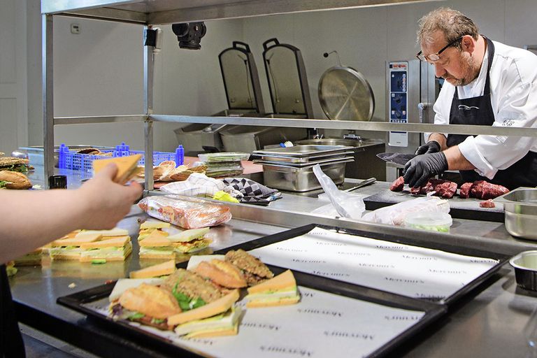 Cateraars denken samen met zowel opdrachtgevers als leveranciers na hoe het aanbod aangepast kan worden naar meer plantaardig producten. - Foto: ANP