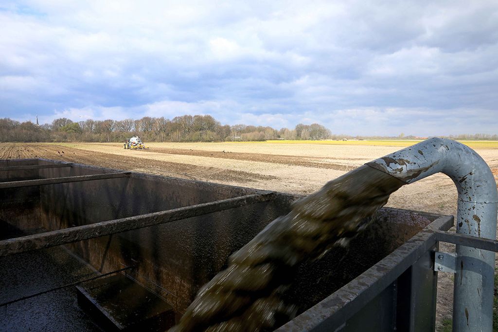 Er was om uitstel van invoering van de digitale mestbon gevraagd om problemen bij de voorjaarsaanwending van mest te voorkomen. - Foto: Henk Riswick