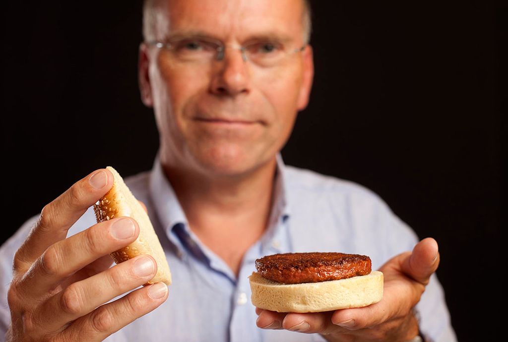 Mark Post, medeoprichter van Mosa Meat, met een kweekvleeshamburger. - Foto: Mosa Meat