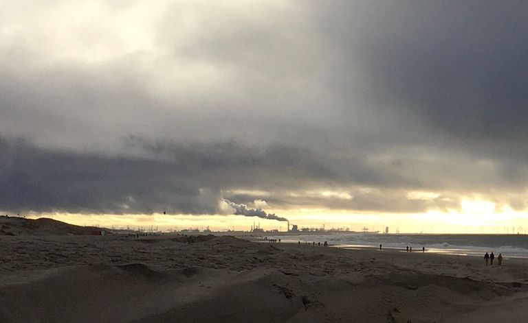 Wolken boven strand en Maasvlakte. Foto: Ton van der Scheer
