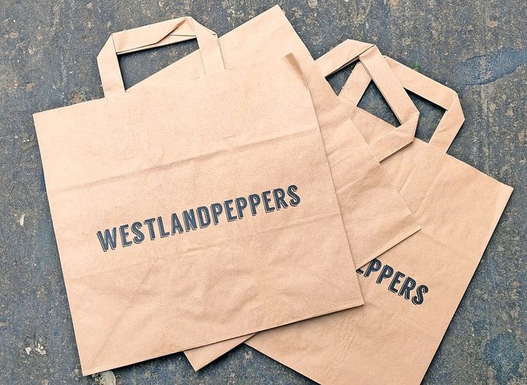 De nieuwe papieren tasjes voor de online bestellingen. - Foto: Westland Peppers