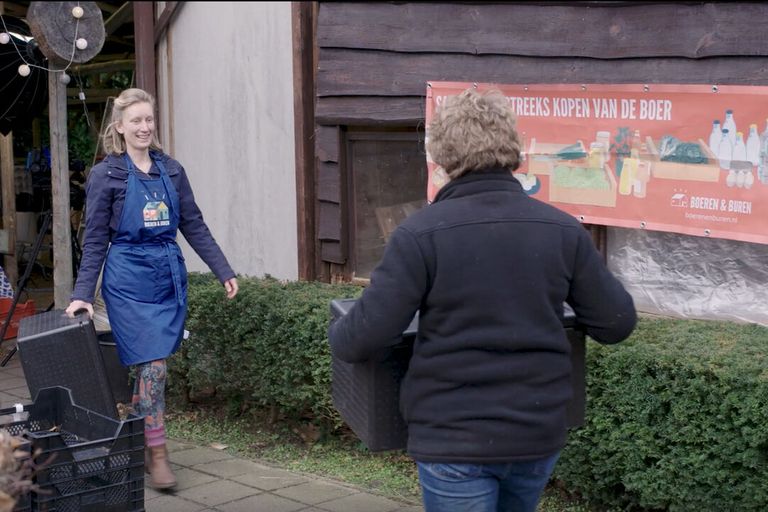 Een boer brengt producten bij Buurderij-Verantwoordelijke Linde de Vries. - Beeld: Scripta