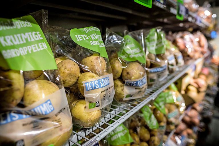 Aardappelschap in een supermarkt. In de toekomst moeten we toe naar een systeem van true-pricing waarbij ook verduurzamingskosten worden betrokken in de consumentenprijs, zegt Pierre Berntsen van ABN Amro. - Foto: Roel Dijkstra