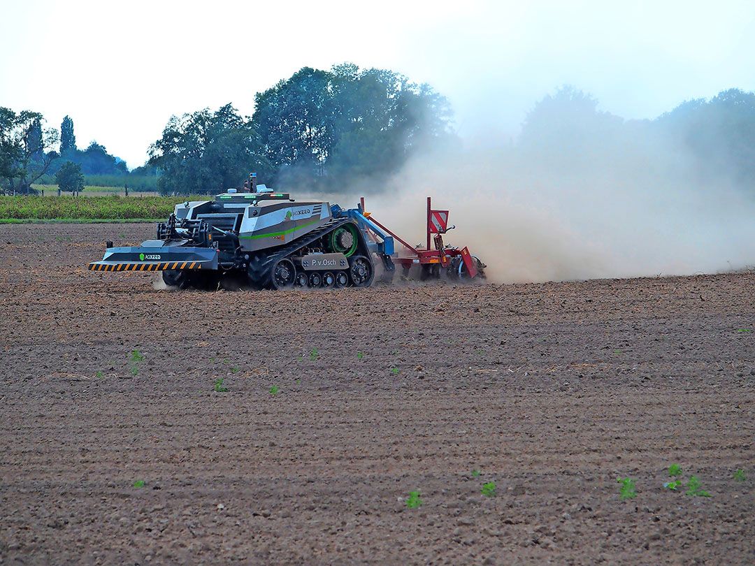 De autonome robot van AgXeed mag zonder toezicht over een vooraf gemarkeerd perceel rijden - Foto: Stan Verstegen