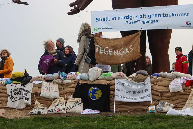 Actie tegen gasboringen onder de Waddenzee. - Foto: ANP / Anton Kappers