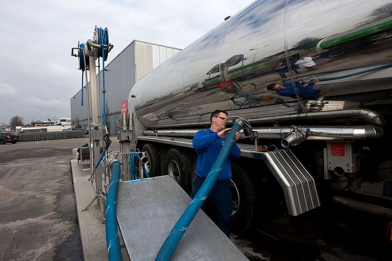 Een RMO lost melk bij Arla Foods. - Foto: Ronald Hissink