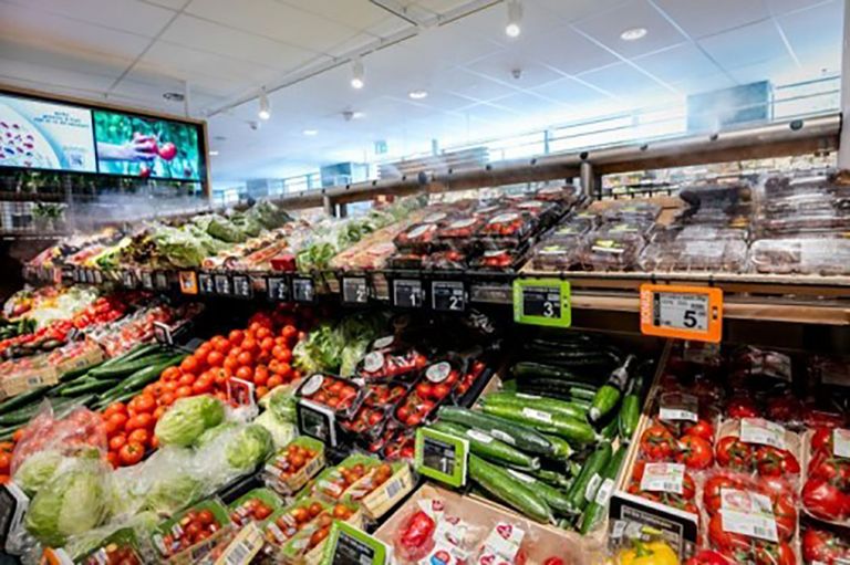 LNV-minister Staghouwer onderschrijft de stelling van milieuclub PAN over residuen in AGF niet. - Foto: Albert Heijn