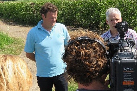 Fruitteler Guido van Veldhoven (l) en NVWA-inspecteur (r). Bij de start van het NVWA-onderzoek was de pers uitgenodigd bij fruitteler Van Veldhoven. Dat bedrijf voldeed aan de regels. - Foto: Groenten en Fruit