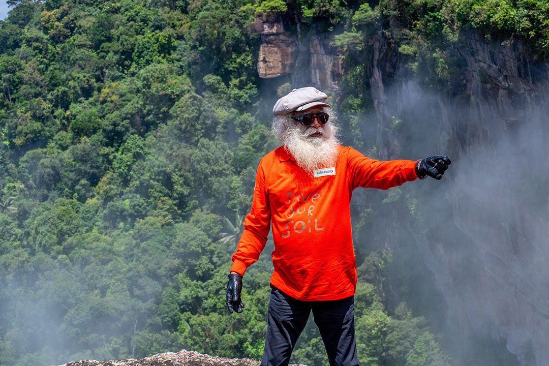 Bodemgoeroe Sadhguru bezoekt op zijn motorreis door Europa en Azië de Nederlandse glastuinbouw. - Foto: Conscious Planet