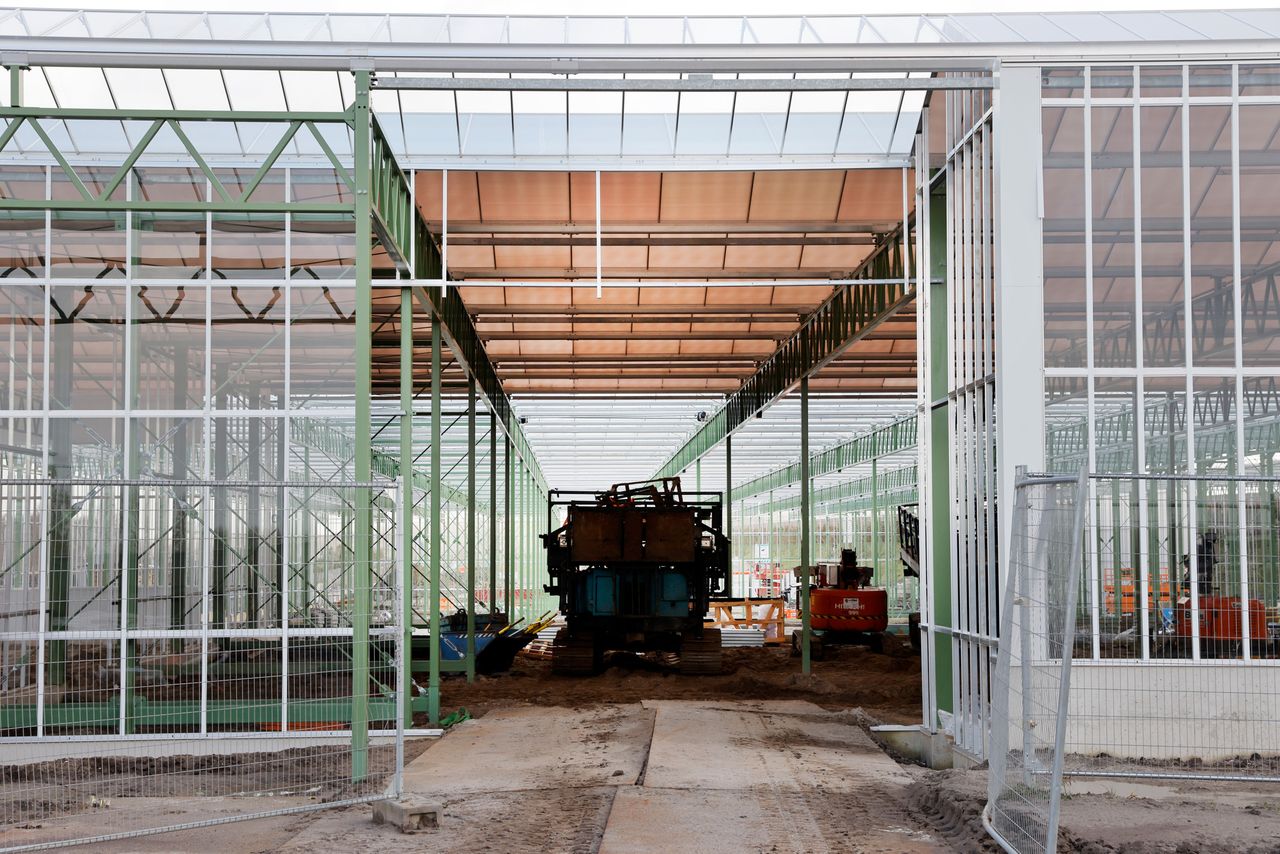 Werkzaamheden aan de grote kas van de Floriade in Almere in december 2021. Foto: Ton Kastermans Fotografie