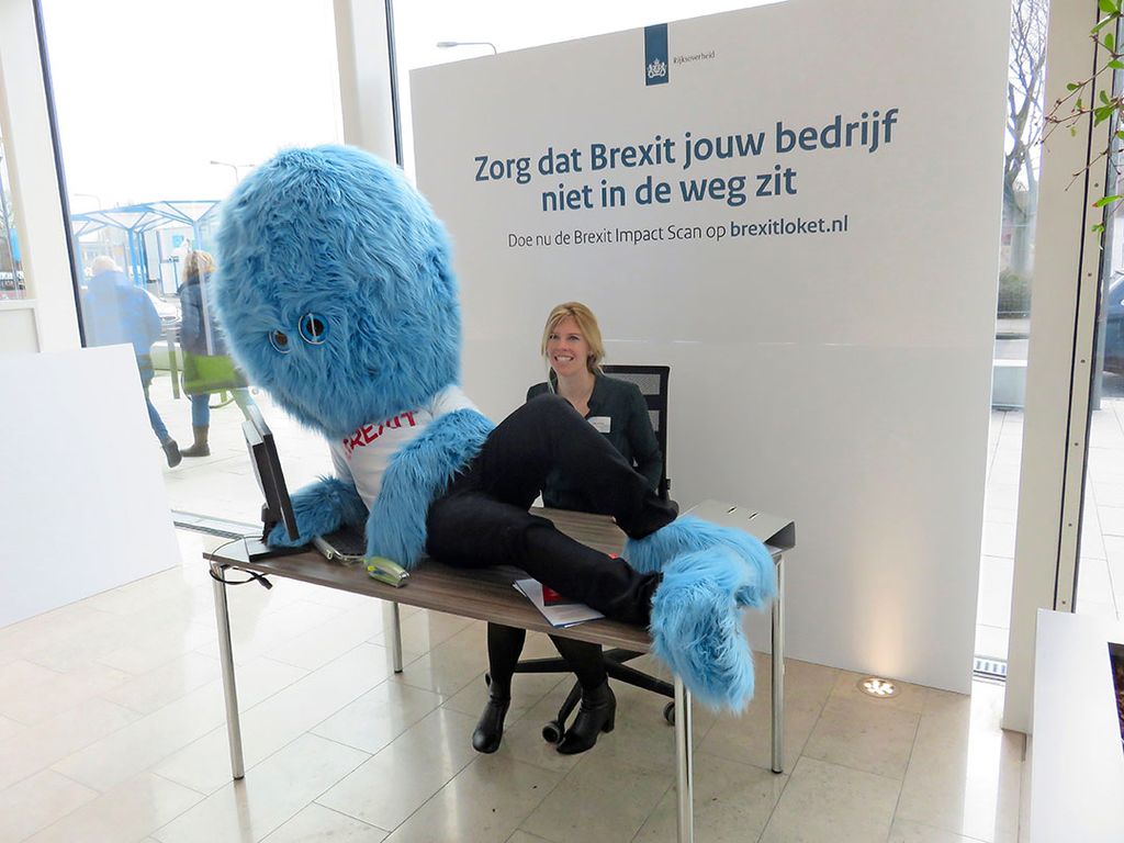 Alle ondernemers die naar de Brexit Buddy Bijeenkomst kwamen, konden op de foto met het brexit-monster. -Foto: Ton van der Scheer