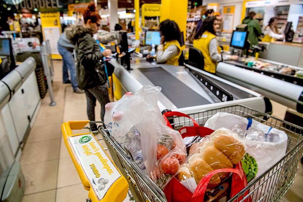 Jumbo is terughoudend met het doorberekenen van de hogere kosten door de prijzen te verhogen. "Hiermee zouden we ons uit de markt prijzen en daarbij hanteert Jumbo altijd een vaste lage prijzenstrategie.’’ - Foto: ANP