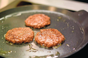 Burgers van Mosa Meat bestaan voor een klein gedeelte uit gecultiveerd rundervet en verder uit plantaardige ingrediënten. Foto: Mosa Meat