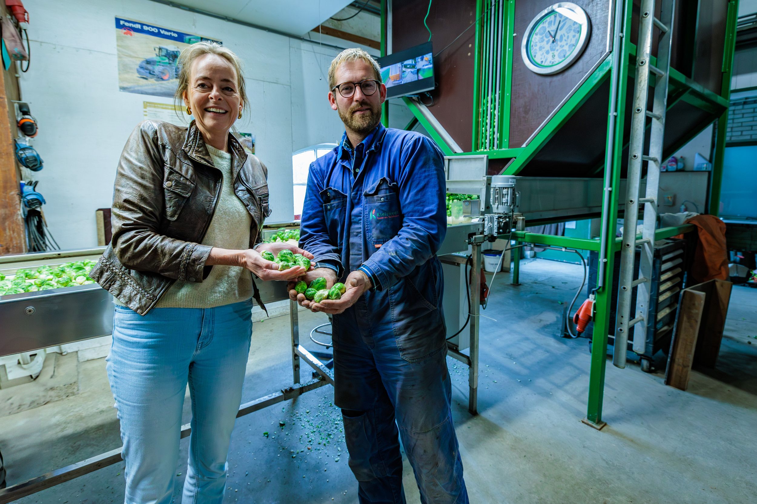 Directeur duurzaamheid en kwaliteit van AH Anita Scholte op Reimer met spruitenvoorman Kasper Kleijwegt. Foto: Natalia van Houts