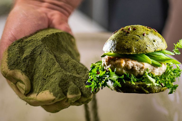 Gedroogde groene algen in poedervorm kan in voedingsmiddelen gebruikt worden. - Foto's: Algae Holland en Phycom, bewerking Misset