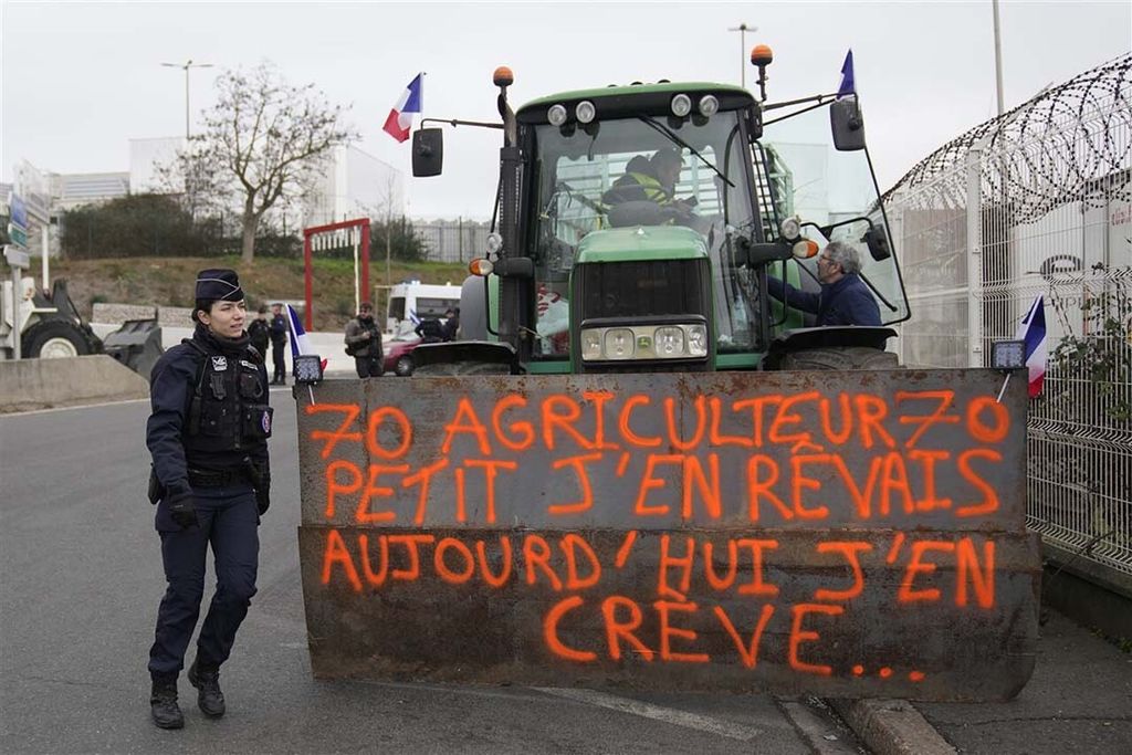 Gérald Darmanin wil voorkomen dat de groothandelsmarkt van Rungis door boeren wordt geblokkeerd. Foto: ANP