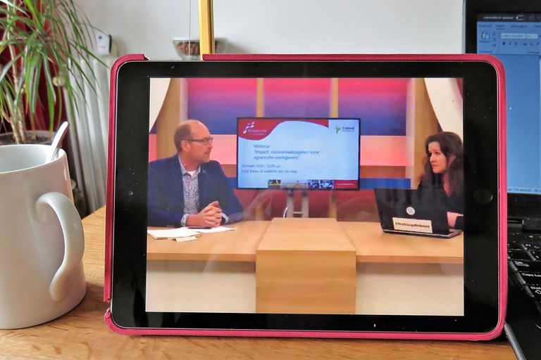 Peter Baltus van LTO Nederland en Liesbeth van der Vegt van Werkgeverslijn Land- en Tuinbouw praten de sector bij via een webinar. - Foto: Ton van der Scheer