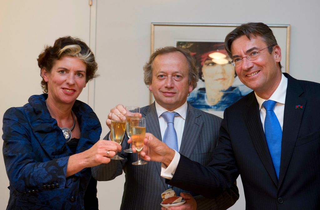 CDA boven! Gerda Verburg proost met haar opvolgers Henk Bleker en Maxime Verhagen. - foto: ANP