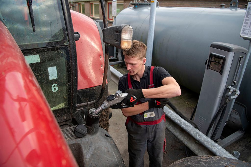 De meeste loonwerkers passen door de hoge dieselprijzen noodgedwongen een brandstoftoeslag toe. Prijs diesel ligt ruim €0,40 hoger dan vorig jaar en zelfs twee keer zo duur in vergelijking met het najaar van 2020. - Foto: Mark Pasveer