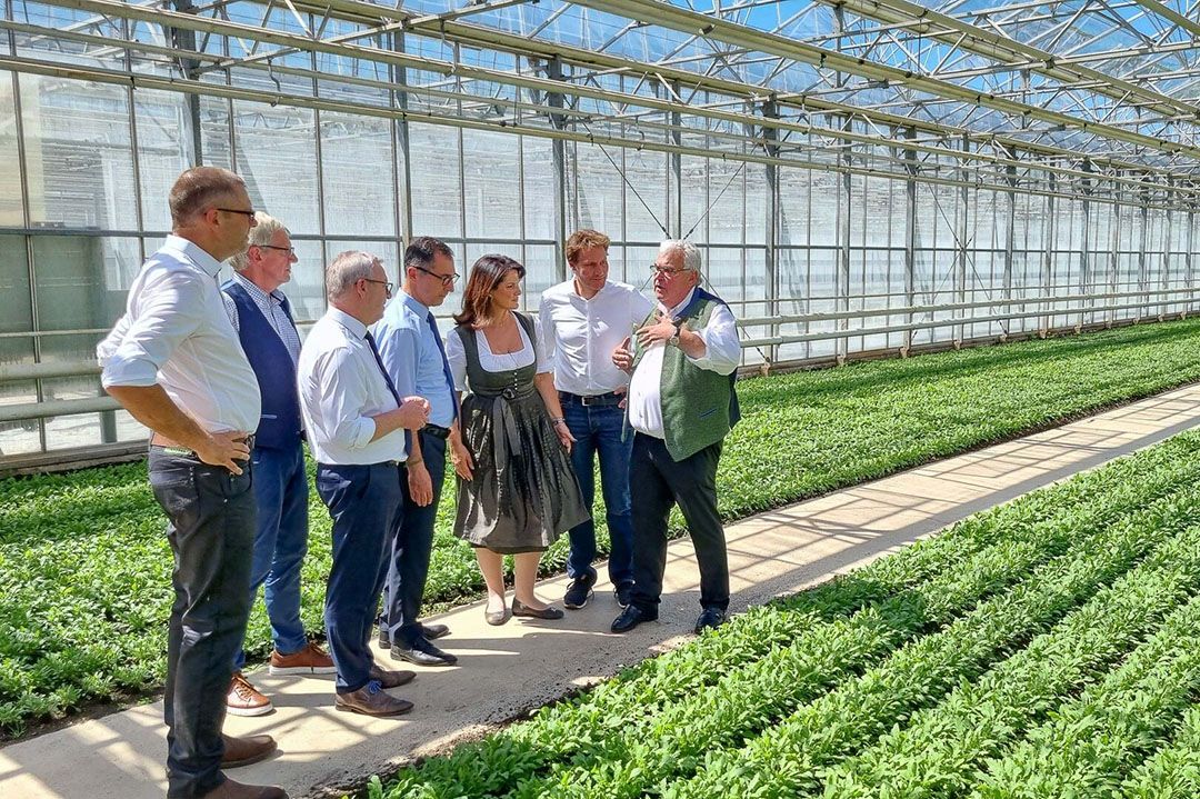 De Duitse tuinbouwtop bij elkaar, vlnr: Christian Ufen, voorzitter van de ZVG-afdeling groenteteelt, Hermann Berchtenbreiter, voorzitter van de Beierse tuinbouwvereniging, Jürgen Mertz, voorzitter ZVG, minister van Landbouw Cem Özdemir, de Beierse minister van Landbouw Michaela Kaniber, Ludwig Hartmann, voorzitter van de Groene Partij in het Beierse parlement) en Wilhelm Böck vice-voorzitter ZVG. - Foto: ZVG