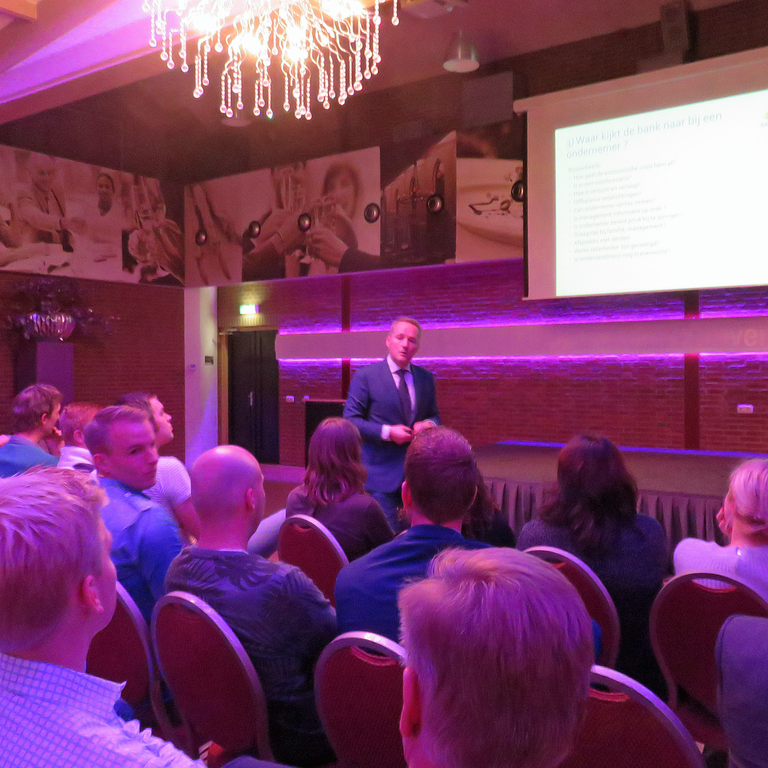 Erwin Boons (Bijzonder Beheer Rabobank Westland) in levendige interactie met de Westlandse tuinbouwjongeren.