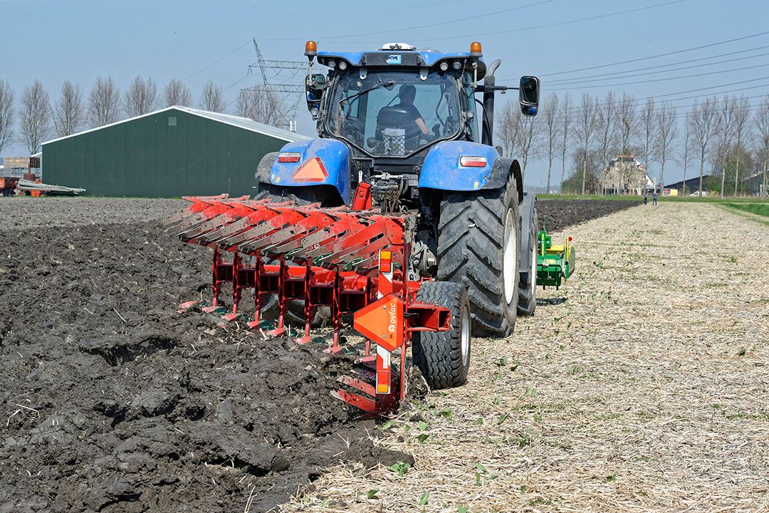 Ploegen met een ecoploeg. Zware klei kan in het voorjaar ondiep geploegd worden, het land moet dan wel vlak liggen.
