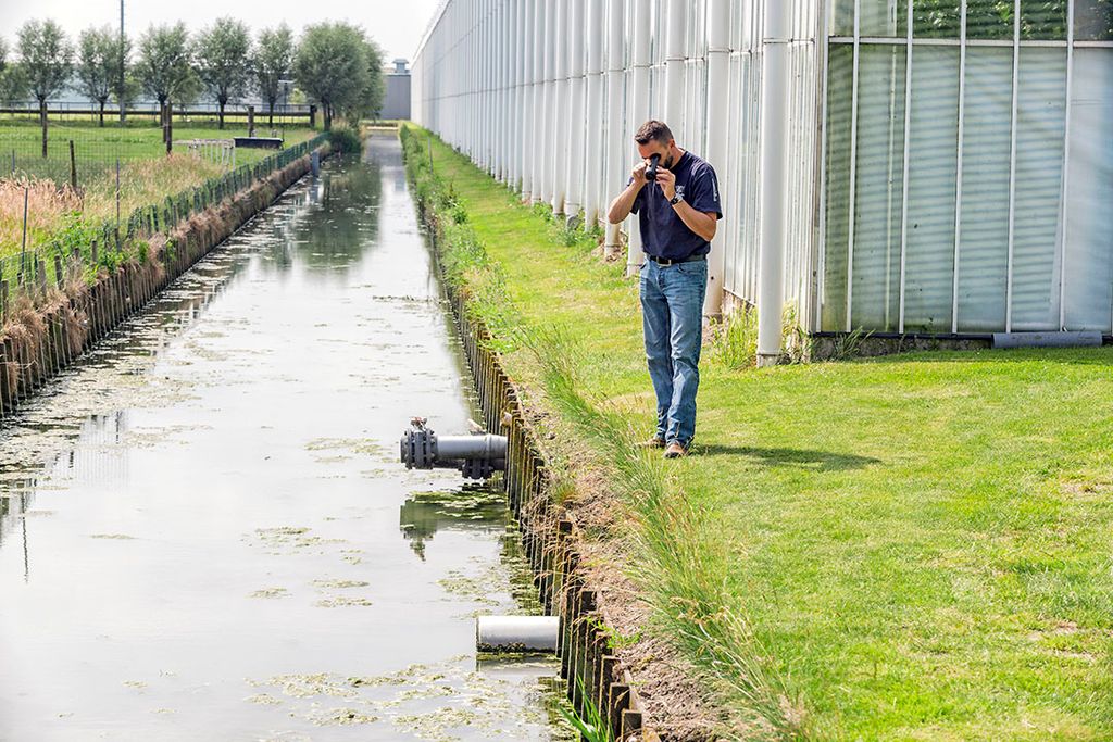 Waterschappen controleren in glastuinbouwgebieden het oppervlaktewater extra nauwgezet. Foto: G&F