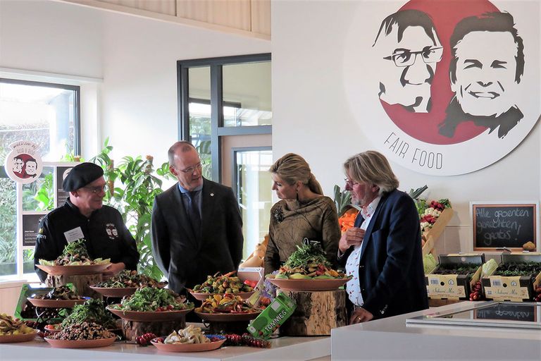 Rob Baan laat Klaas Knot en koningin Máxima de gratis groentelunch voor medewerkers zien. De fiscus luisterde kennelijk mee. - Foto: Ton van der Scheer