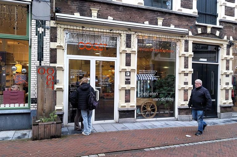 De winkeldeur van een Oogst boerenwinkel in Leiden. Met een app wordt de deur geopend en afgerekend.