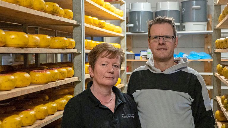 Theo (60) en Dory (59) van der Gun runnen een melkveehouderij met kaasmakerij en boerderijwinkel in Oldeberkoop (Fr.).
