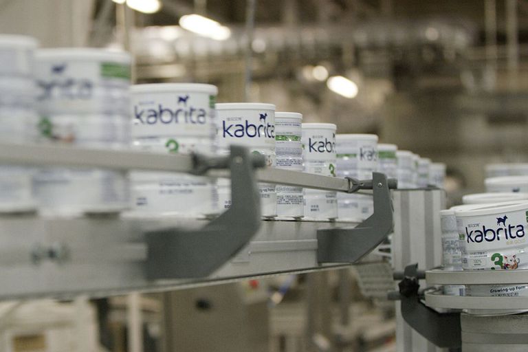 Productie van Kabrita-flesvoeding, een product van Ausnutria. - Foto: Misset