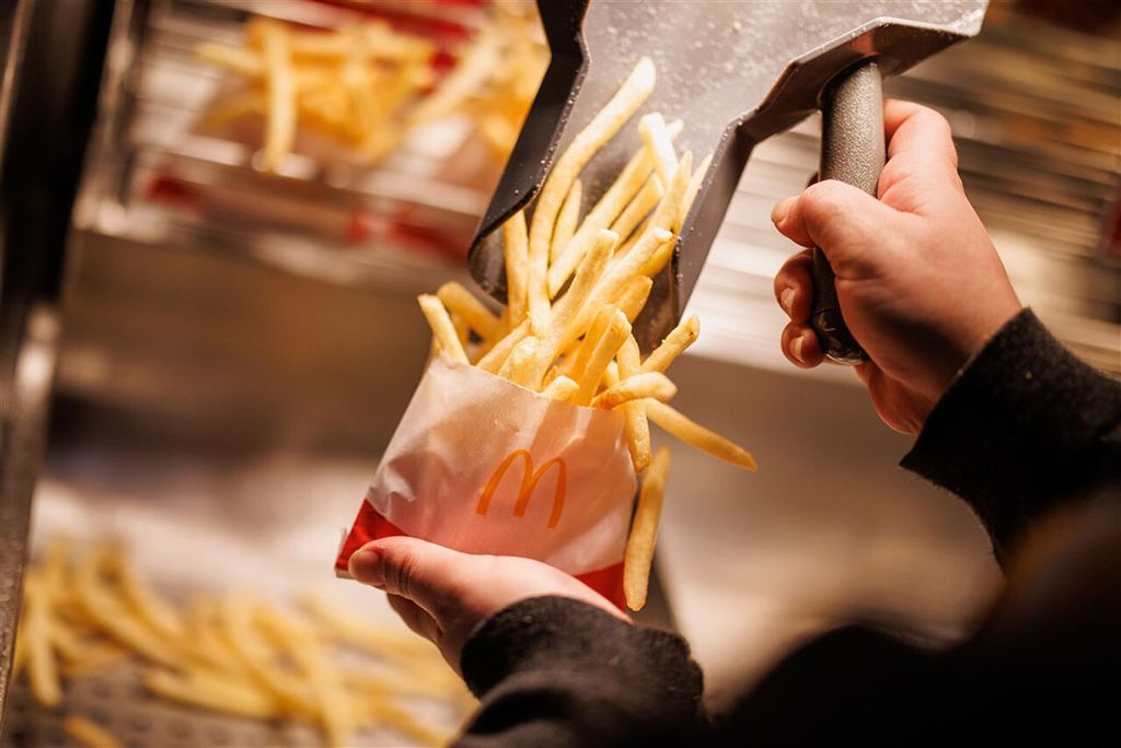 In Japan gaat McDonald's alleen nog kleine zakjes frites serveren. - Foto: Canva